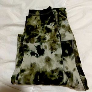 Lululemon green camo leggings size 6 worn once